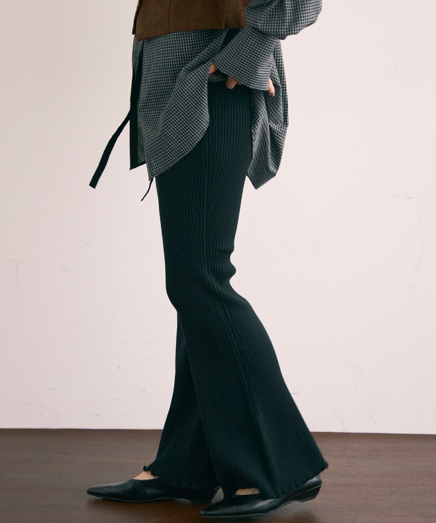 リブ編みニットフレアーシルエットパンツ