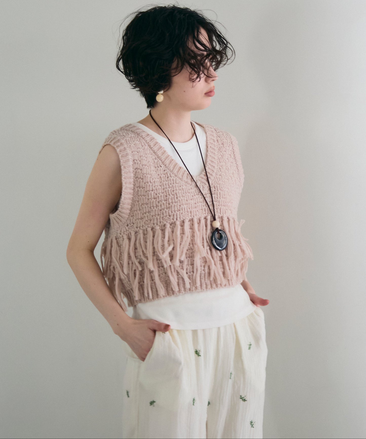 タック編み裏使いVネックフリンジベスト