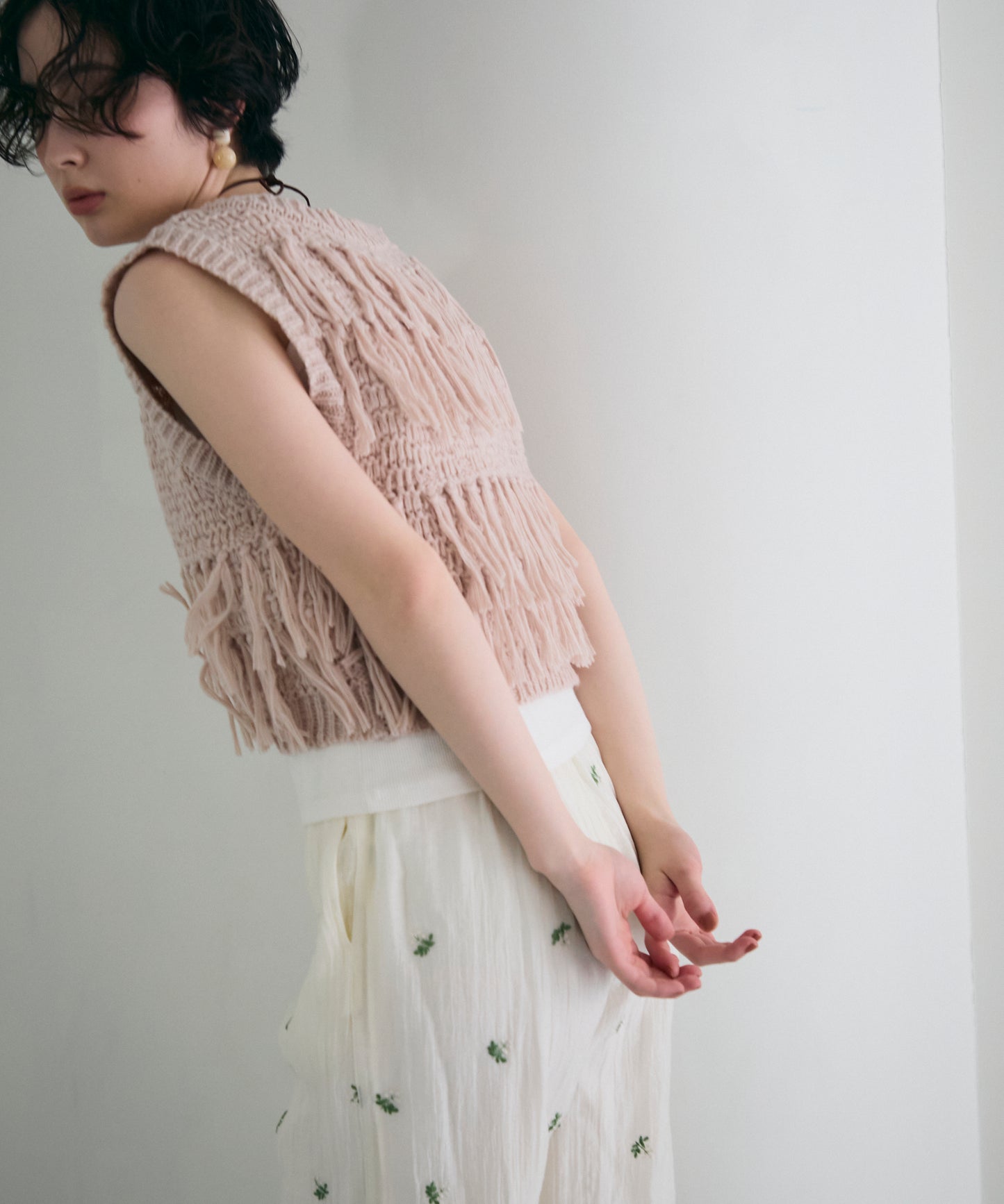 タック編み裏使いVネックフリンジベスト