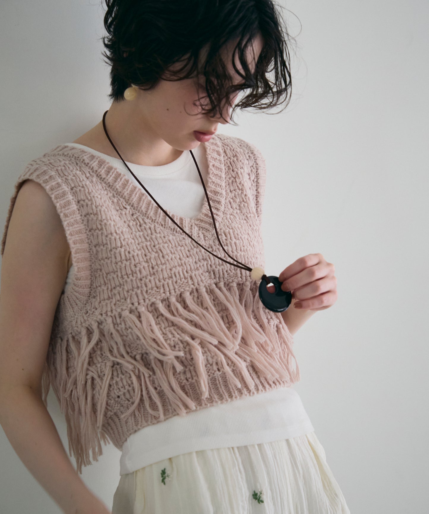 タック編み裏使いVネックフリンジベスト