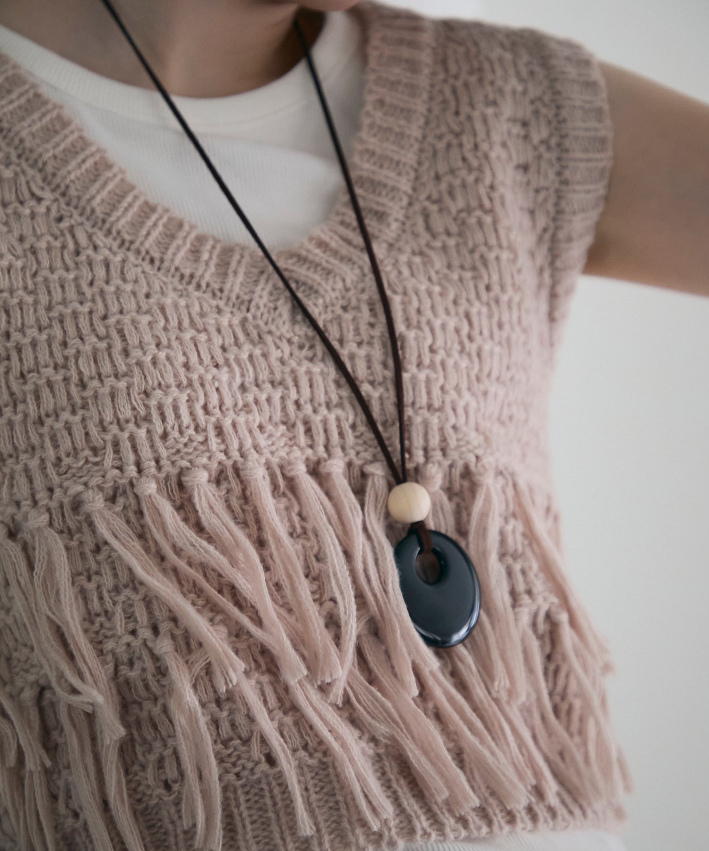 タック編み裏使いVネックフリンジベスト