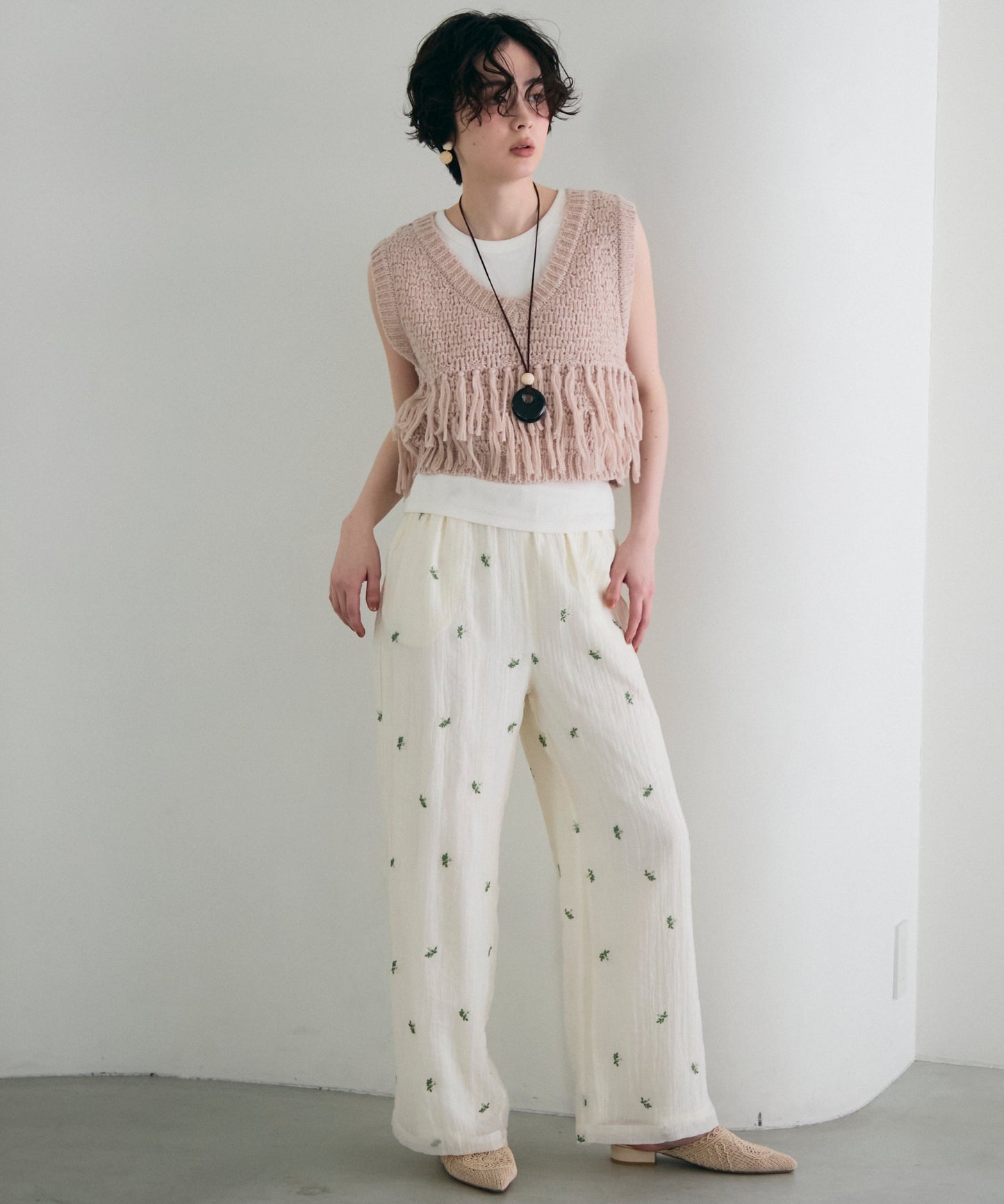 タック編み裏使いVネックフリンジベスト