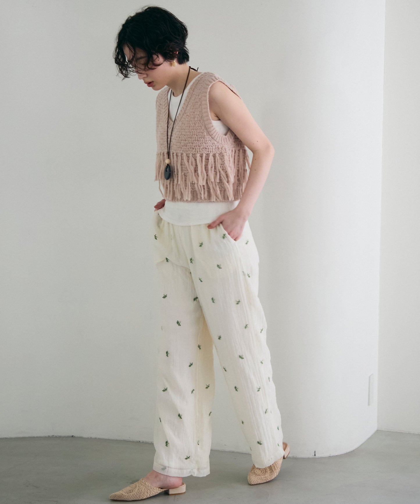 タック編み裏使いVネックフリンジベスト