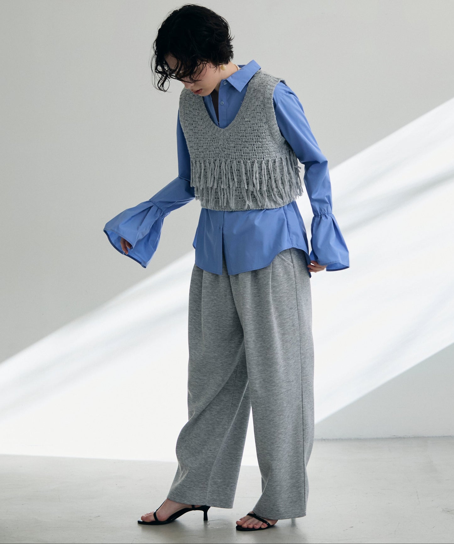 タック編み裏使いVネックフリンジベスト