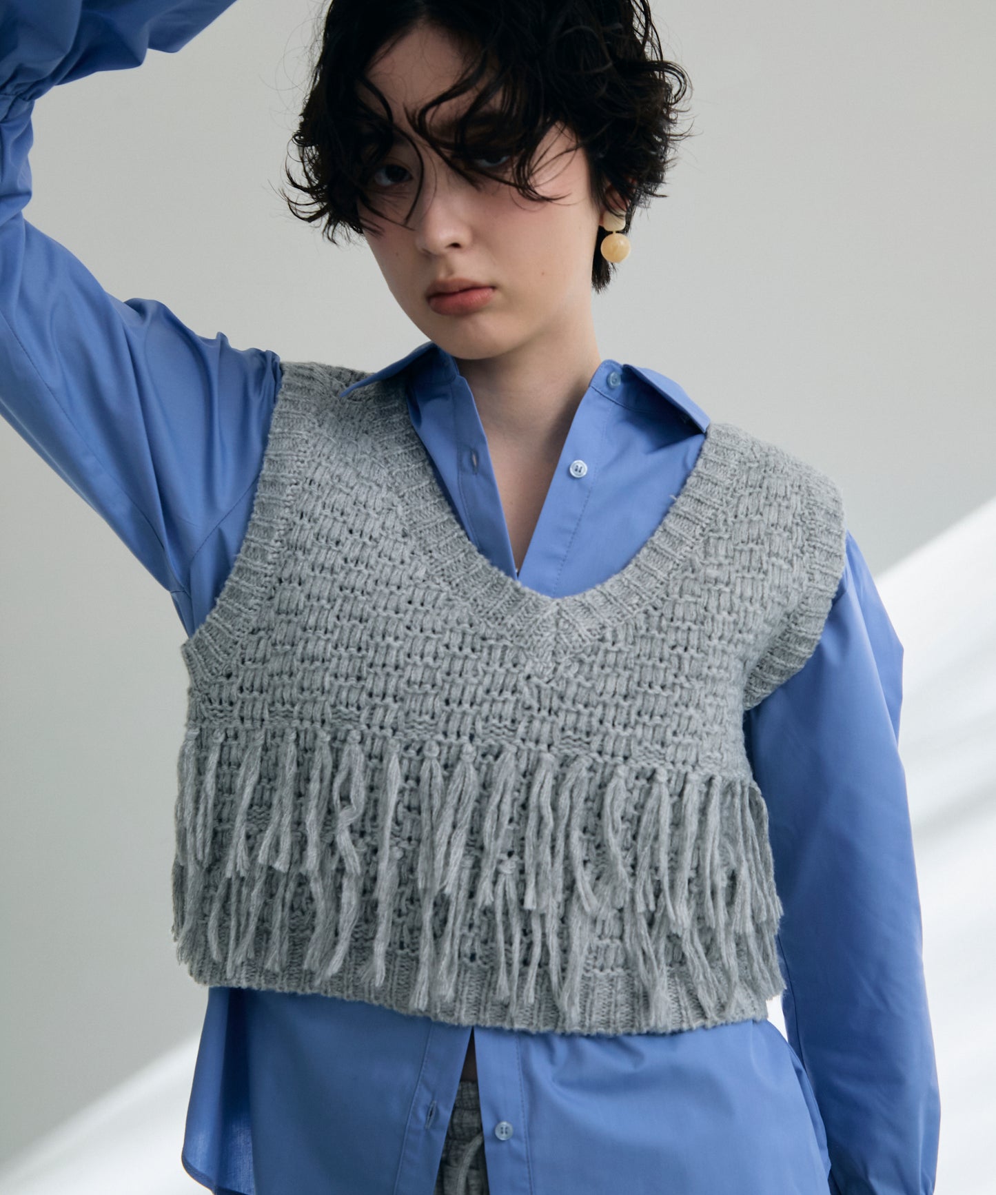 タック編み裏使いVネックフリンジベスト