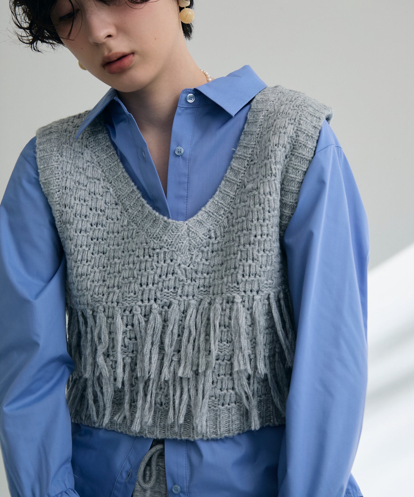 タック編み裏使いVネックフリンジベスト