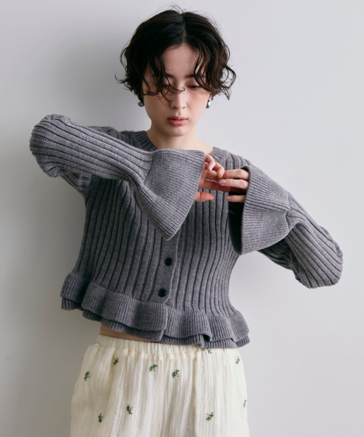 前後2WAYバルキーフリルヘムニットカーディガン