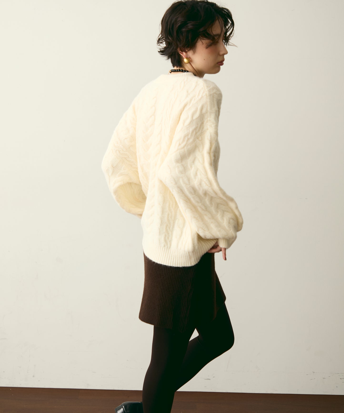 ケーブル編みルーズニットプルオーバー