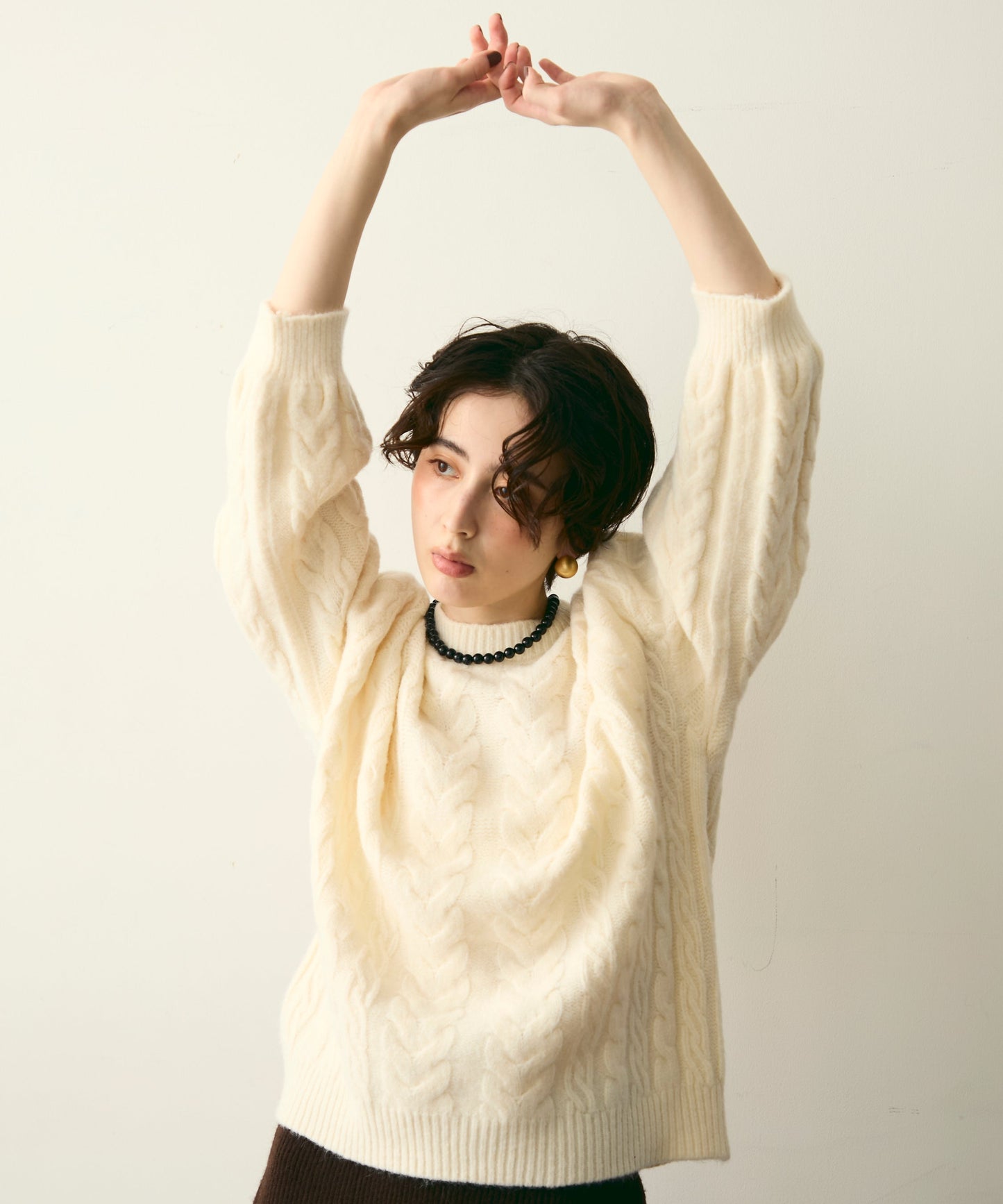 ケーブル編みルーズニットプルオーバー