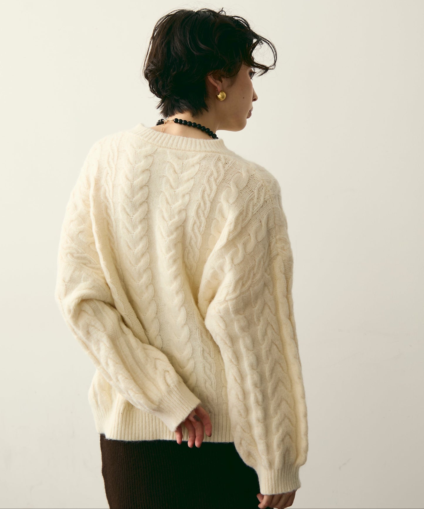 ケーブル編みルーズニットプルオーバー