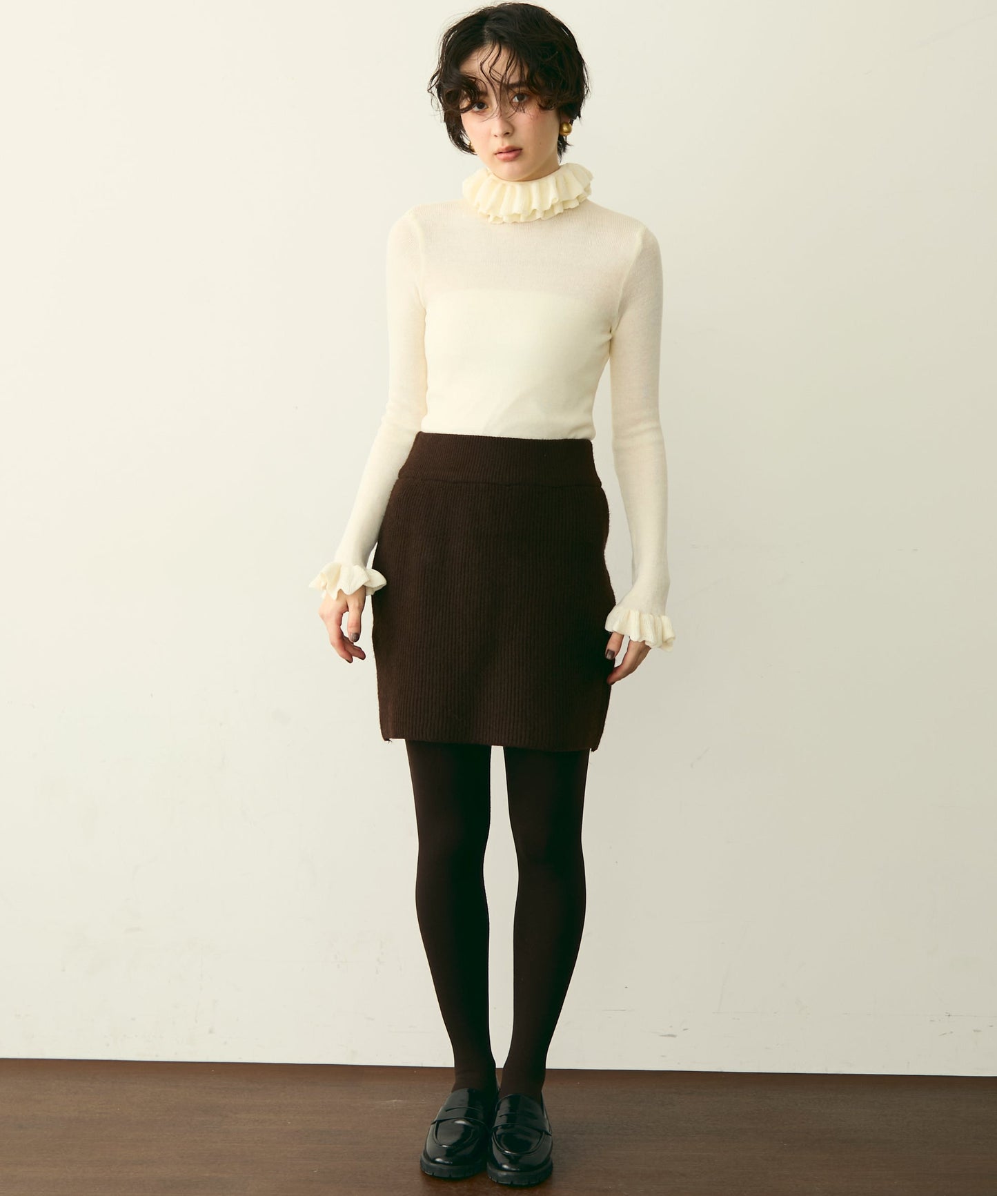 フリルネックニットプルオーバー