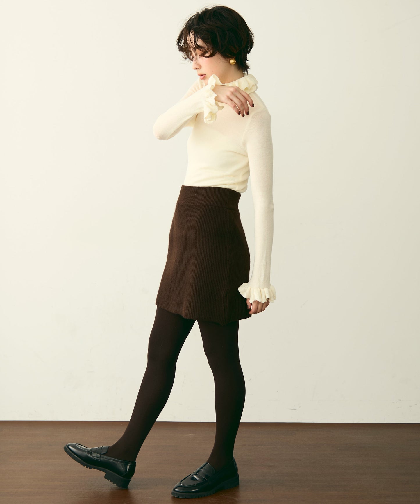 フリルネックニットプルオーバー