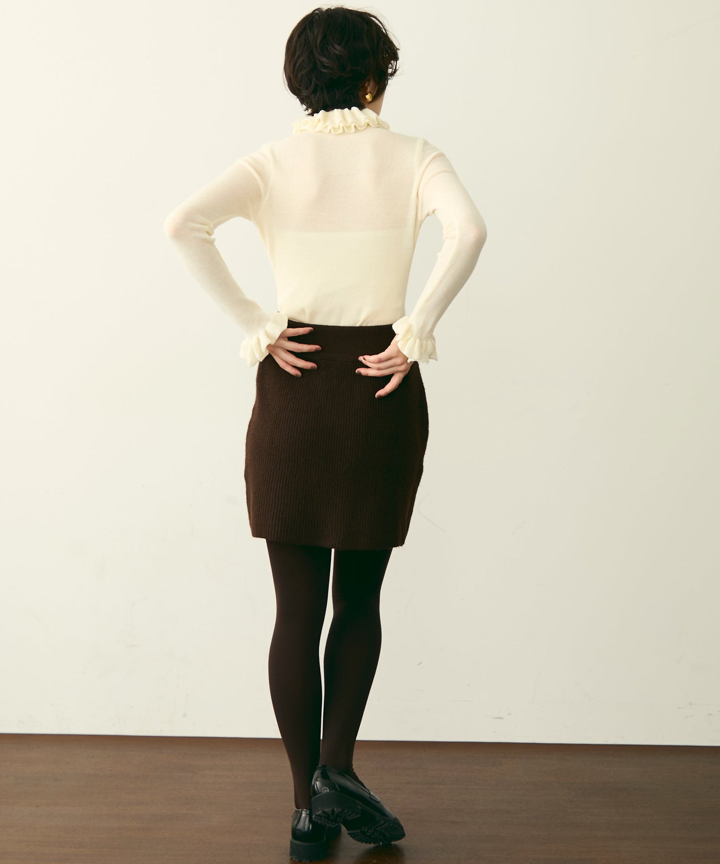 フリルネックニットプルオーバー