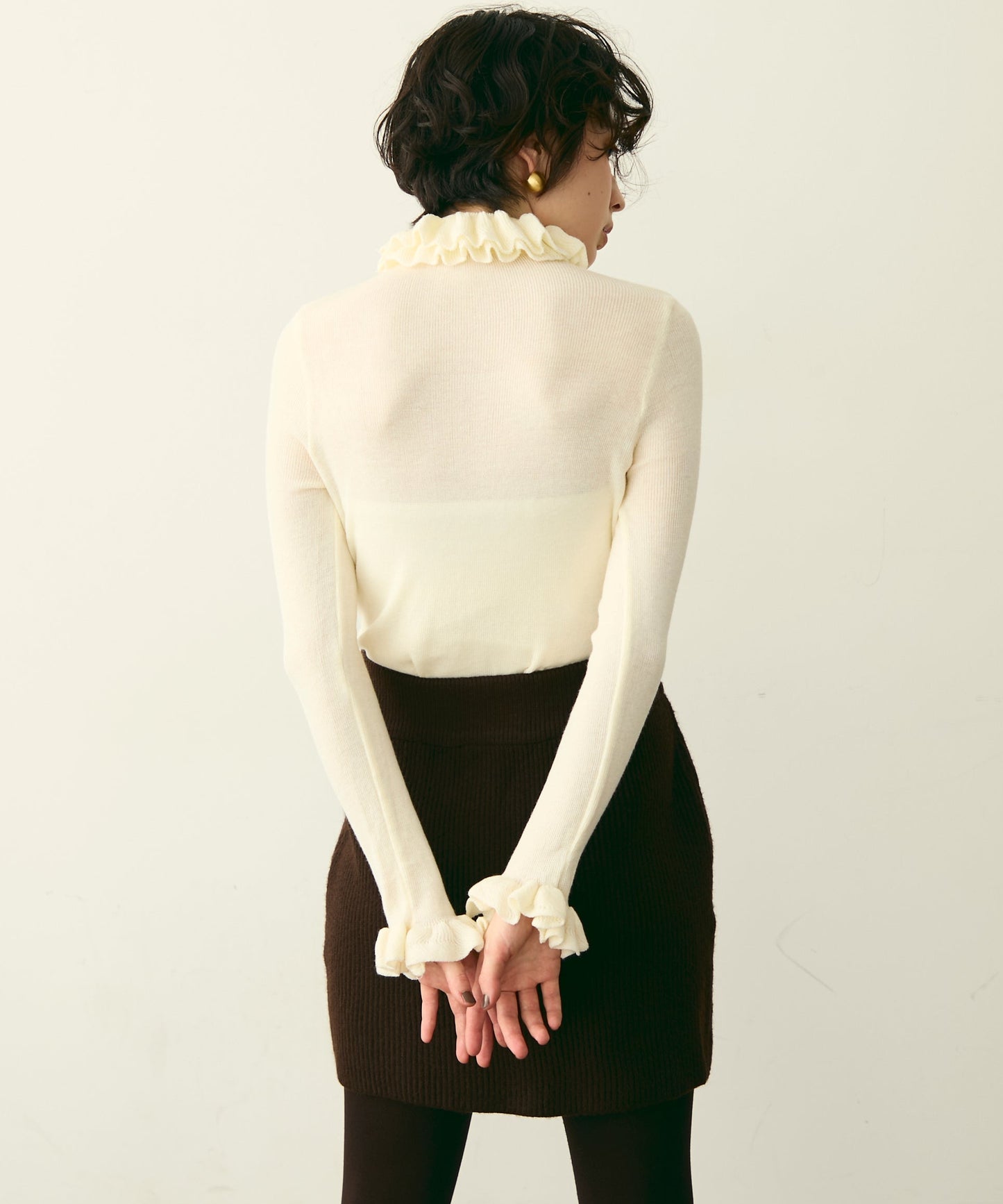 フリルネックニットプルオーバー