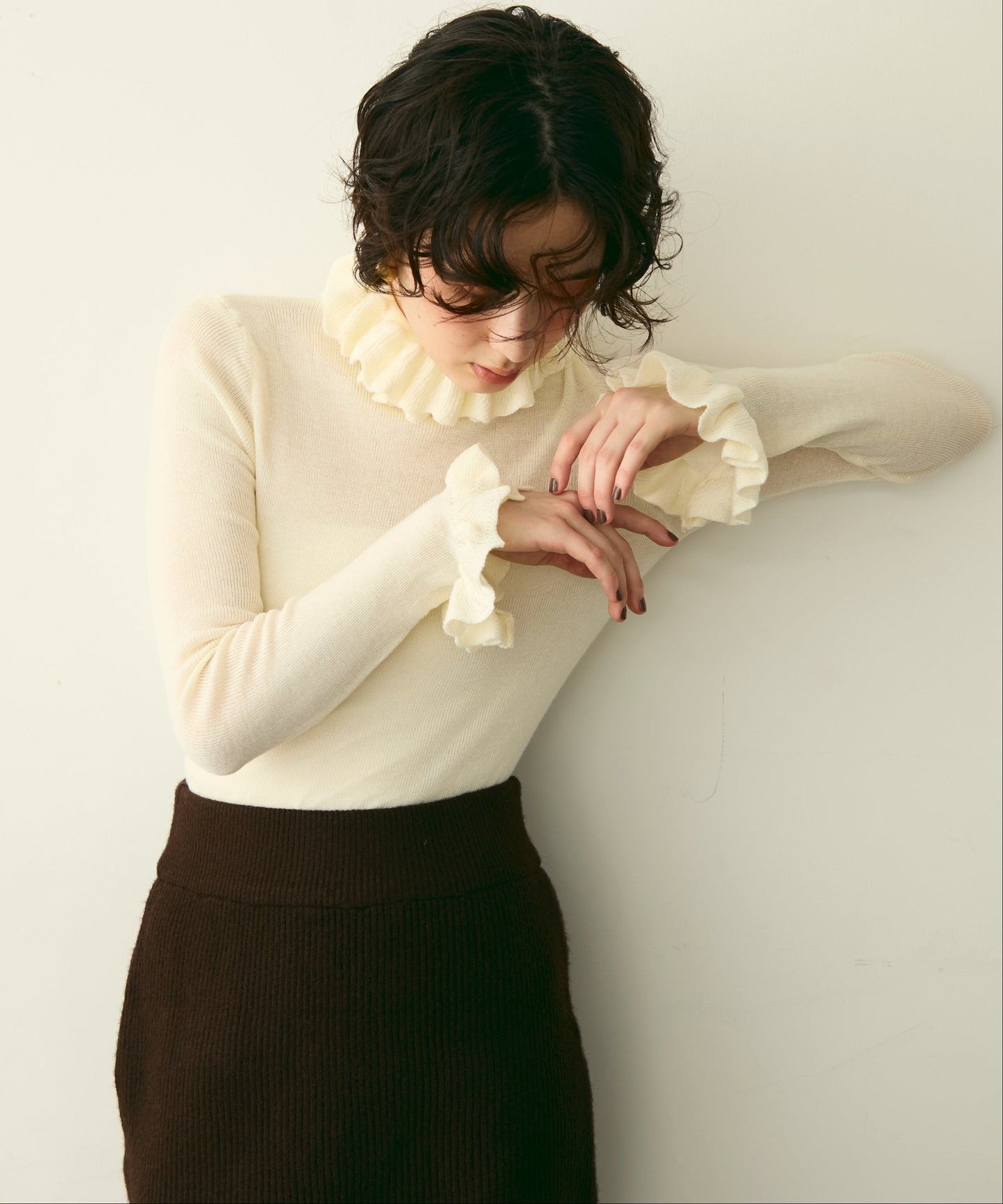 フリルネックニットプルオーバー