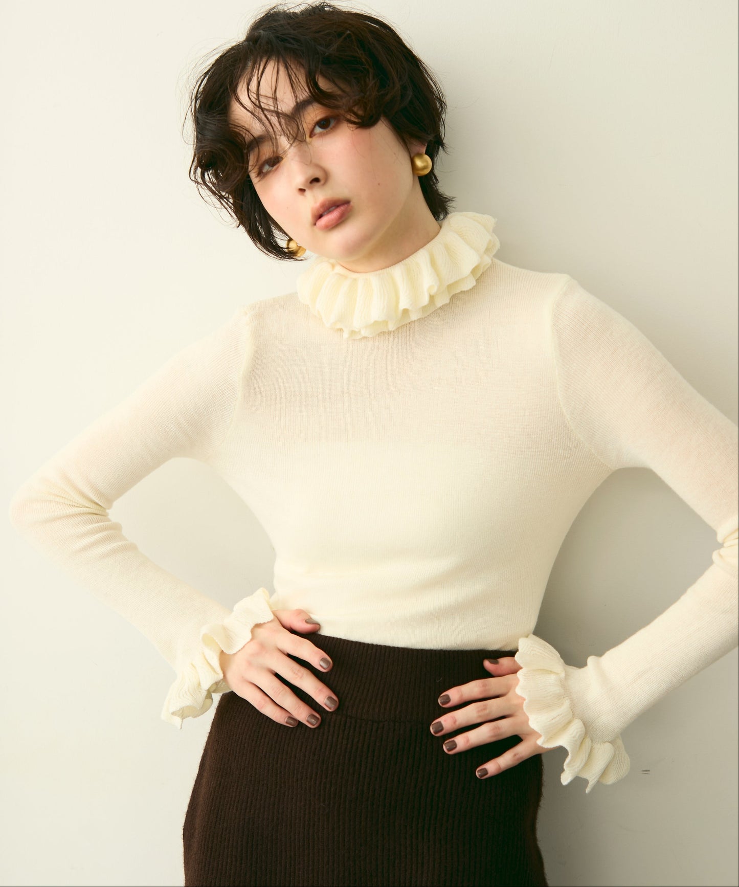 フリルネックニットプルオーバー
