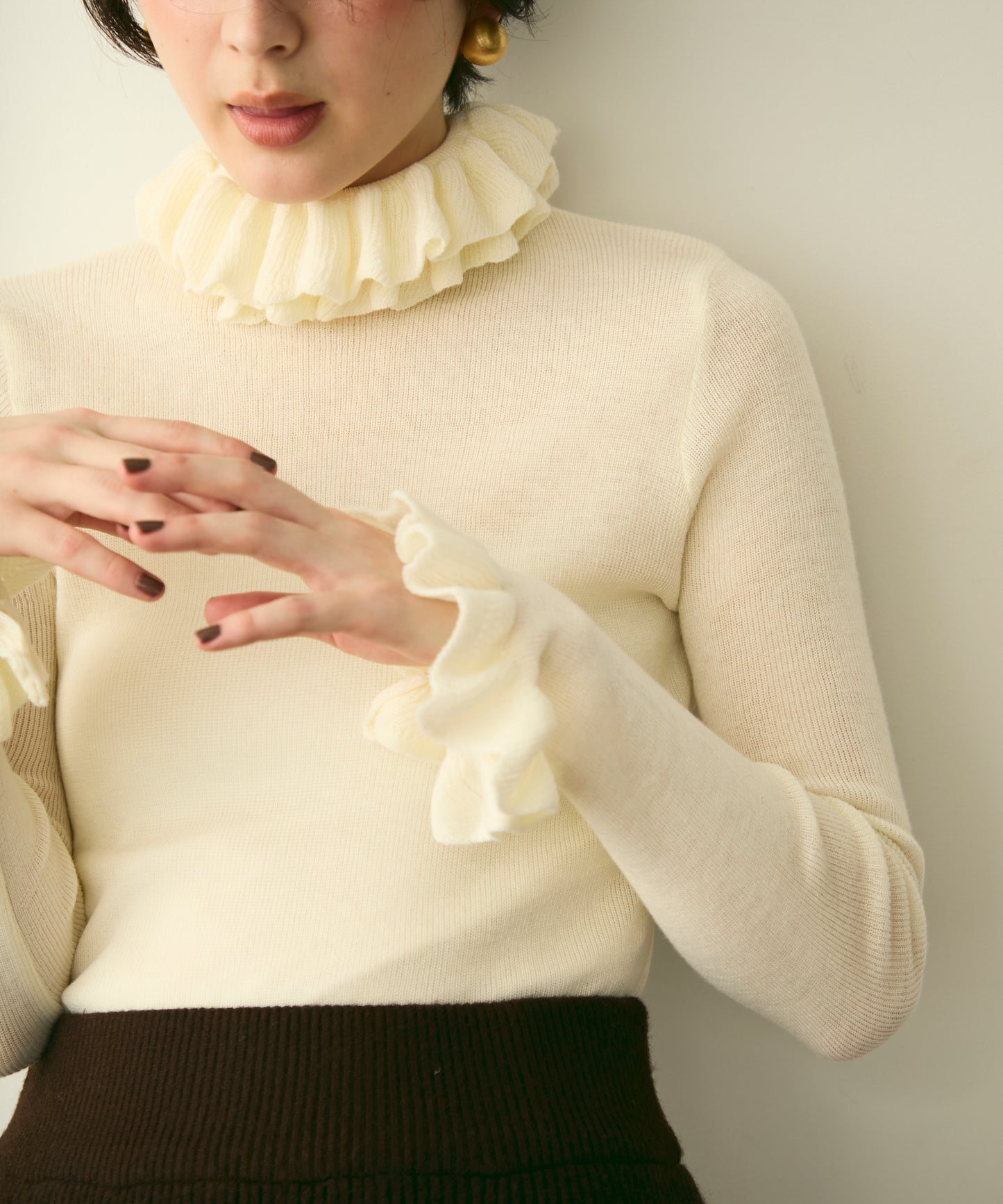 フリルネックニットプルオーバー