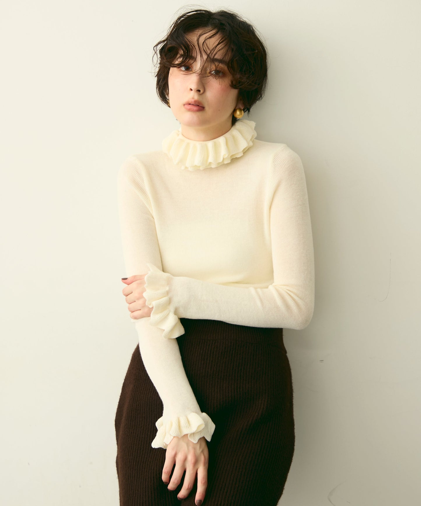 フリルネックニットプルオーバー