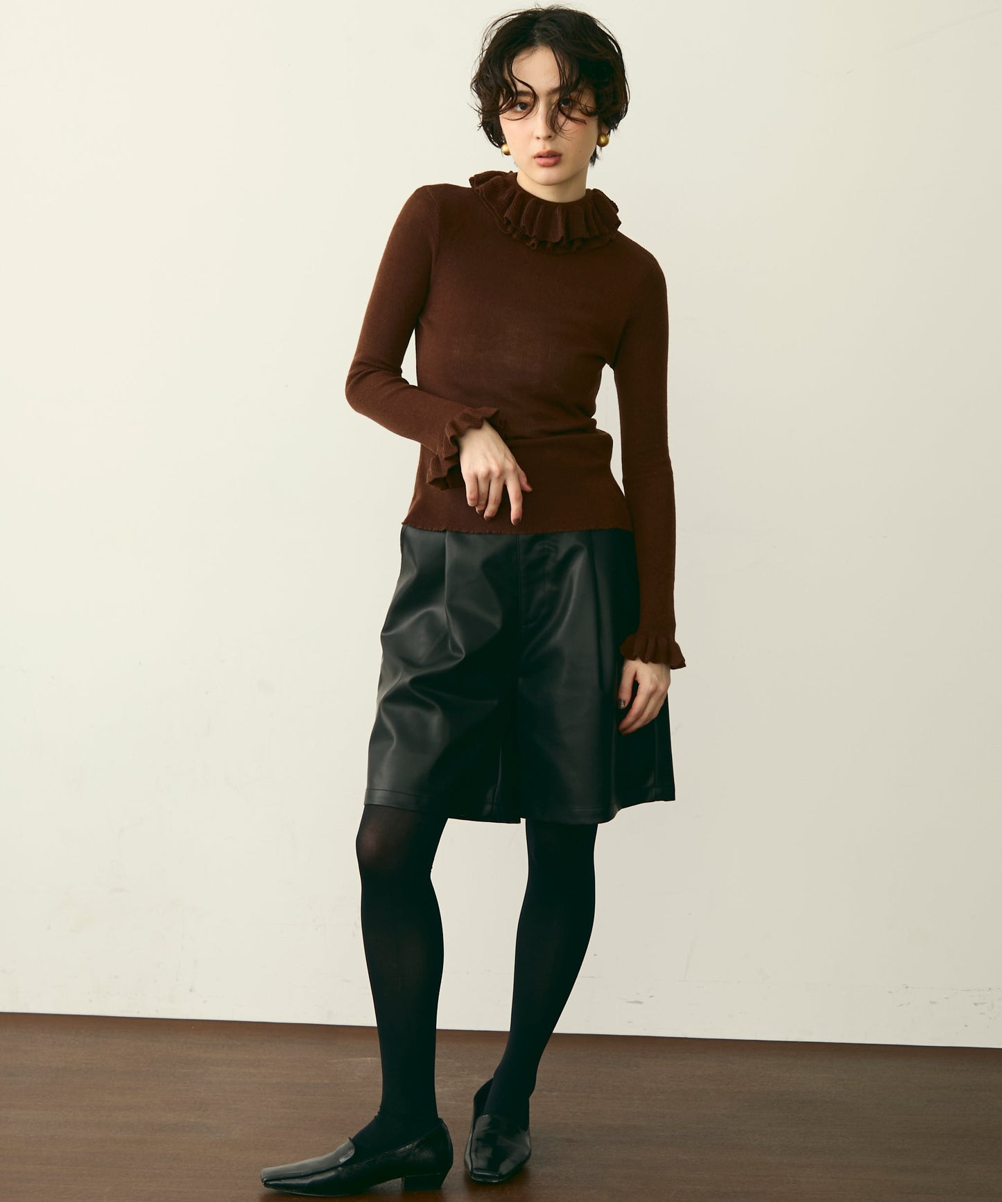 フリルネックニットプルオーバー