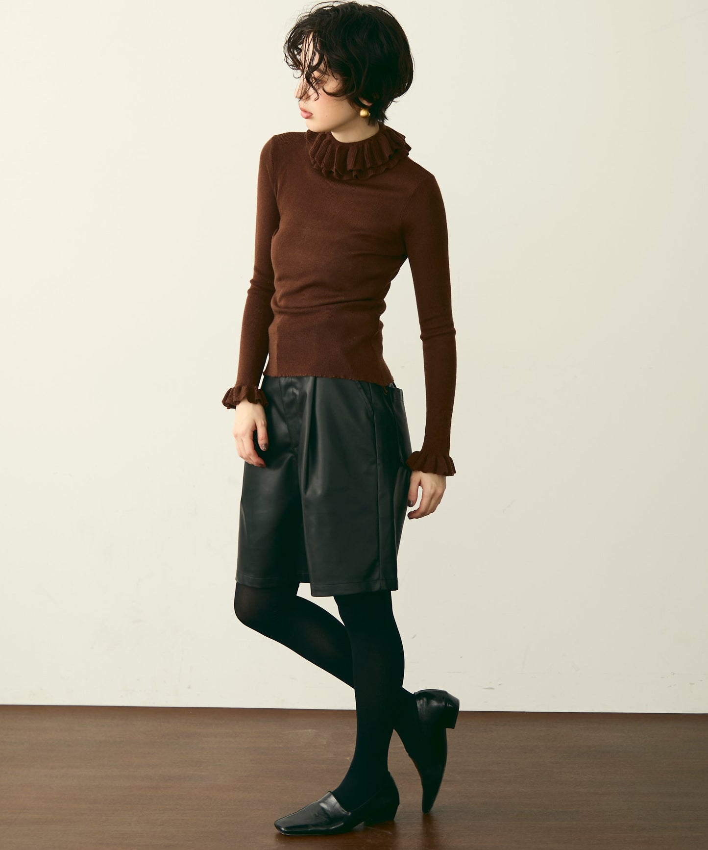 フリルネックニットプルオーバー