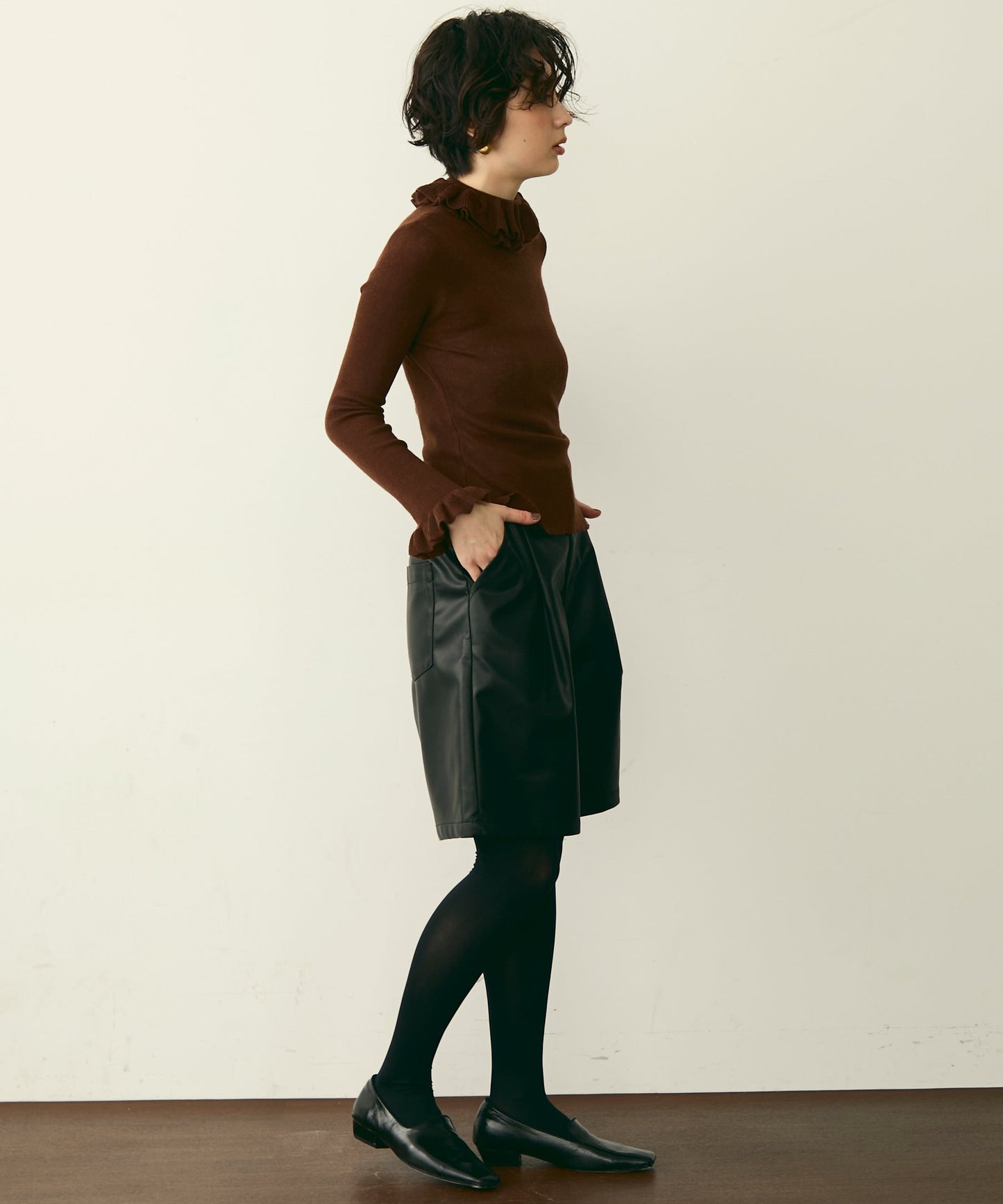 フリルネックニットプルオーバー