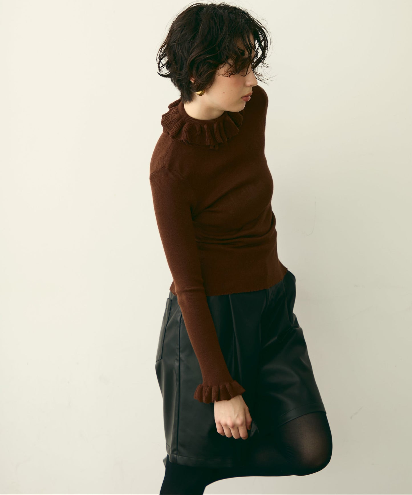フリルネックニットプルオーバー