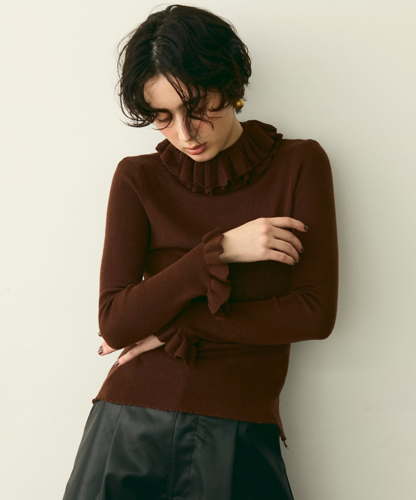 フリルネックニットプルオーバー
