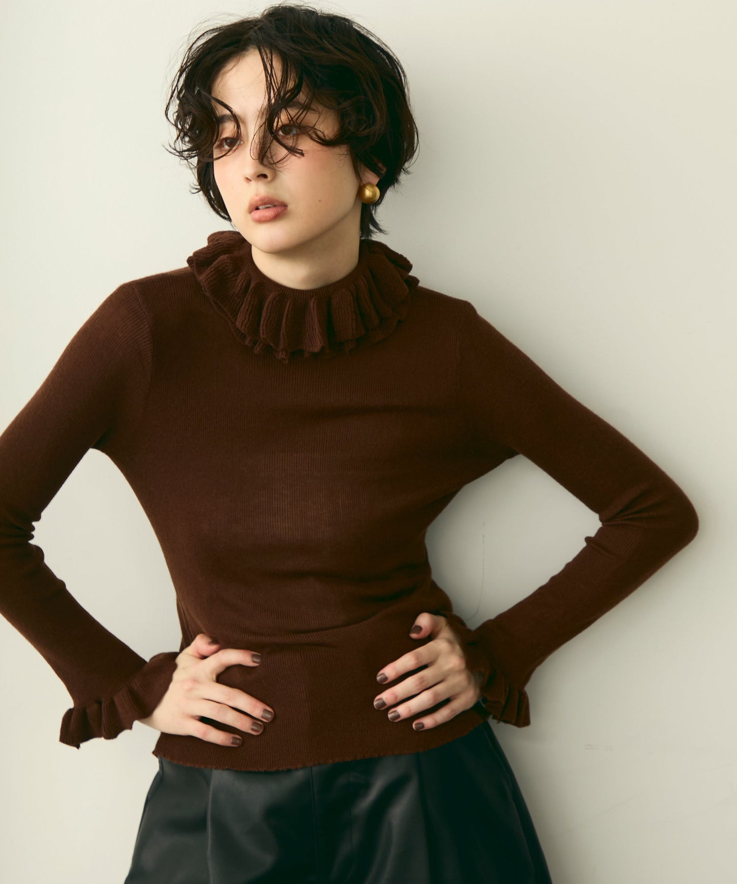フリルネックニットプルオーバー