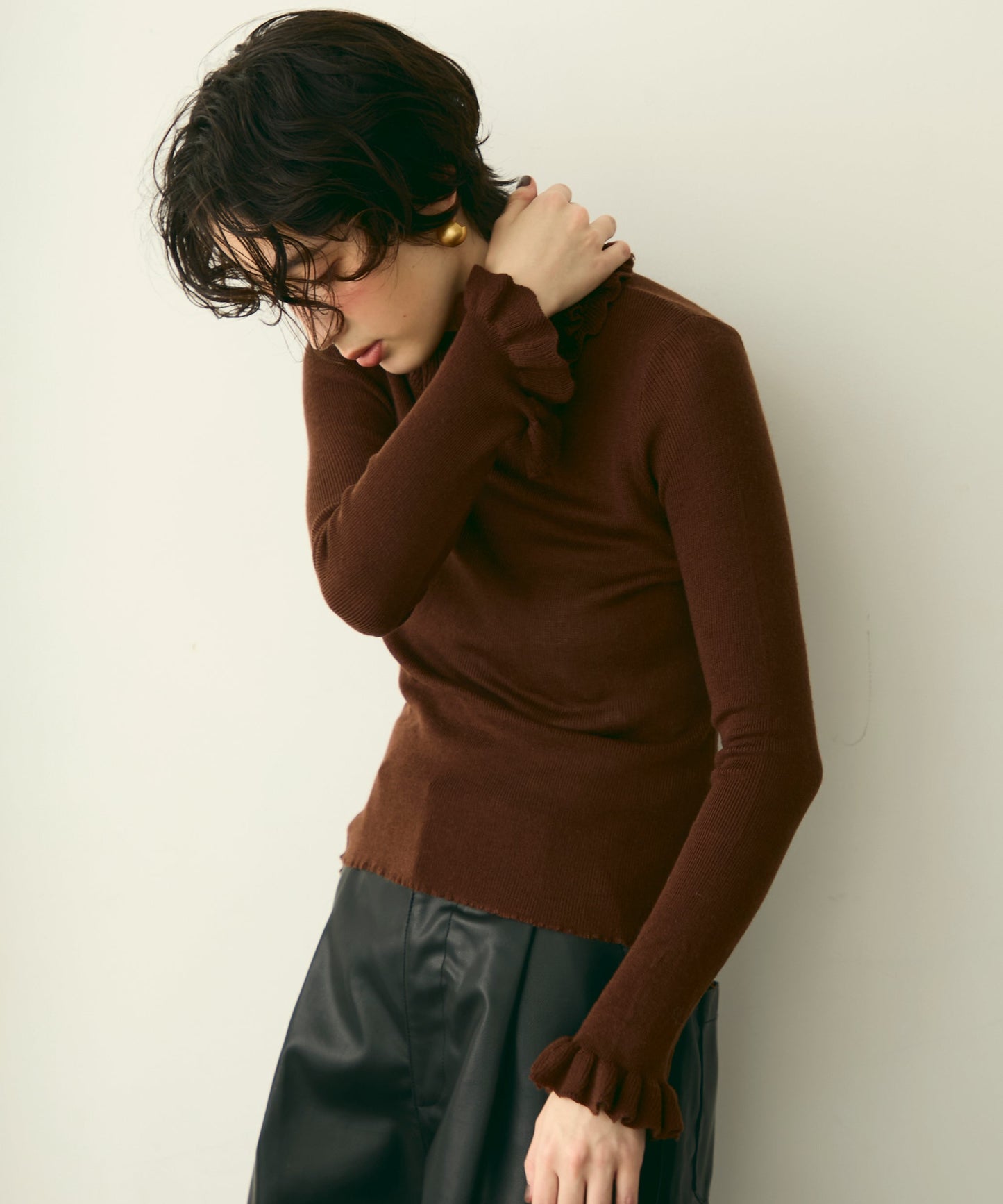 フリルネックニットプルオーバー