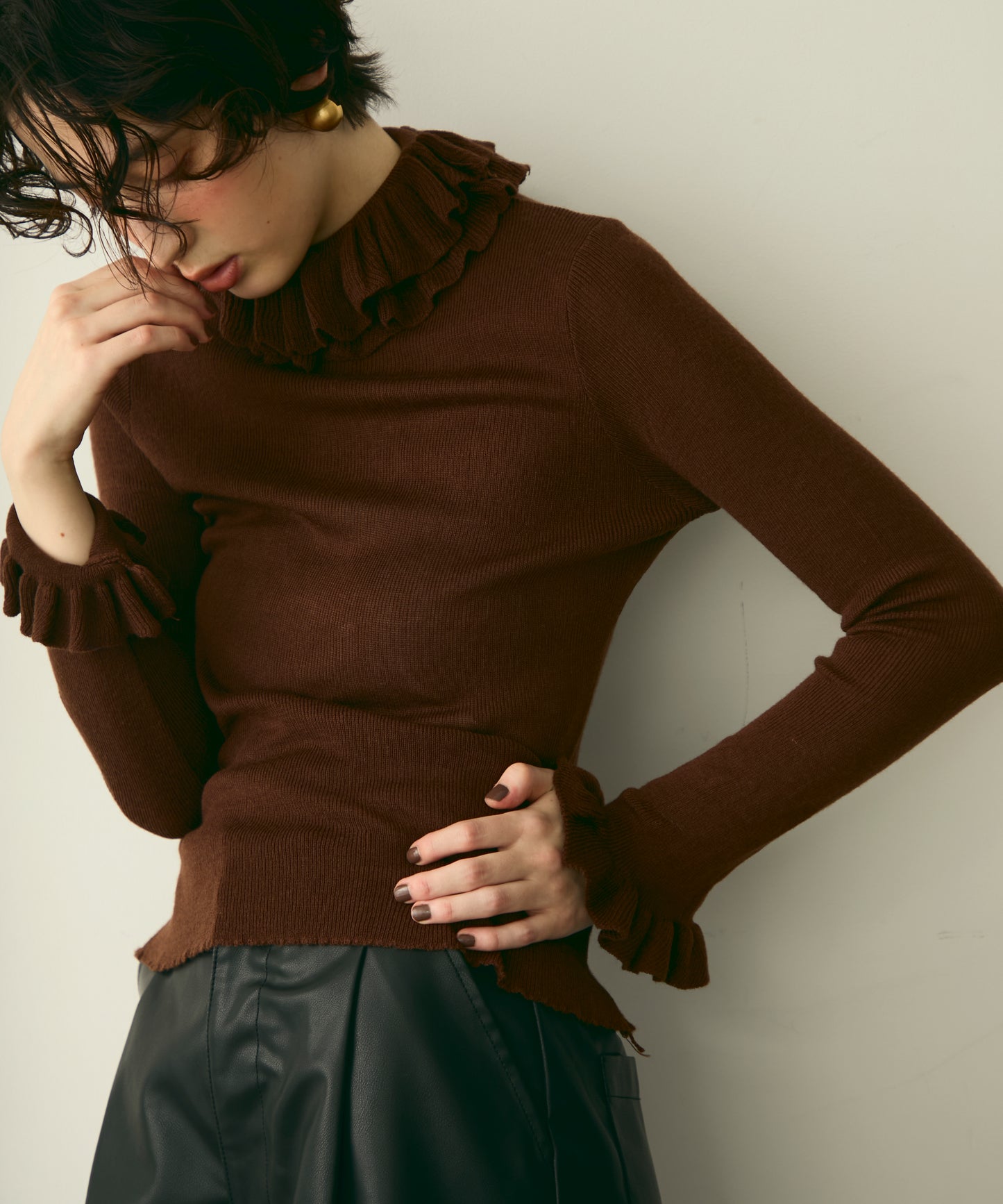 フリルネックニットプルオーバー