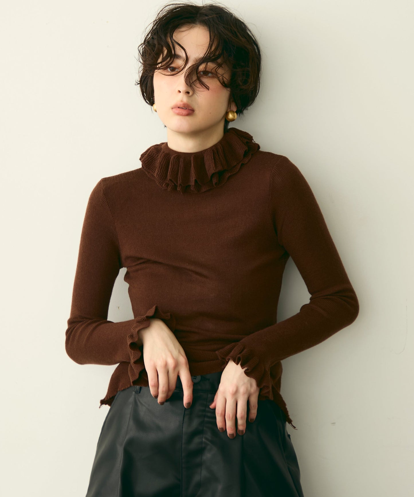 フリルネックニットプルオーバー