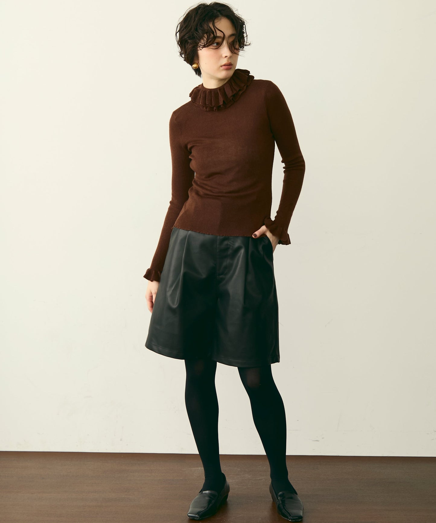 フリルネックニットプルオーバー