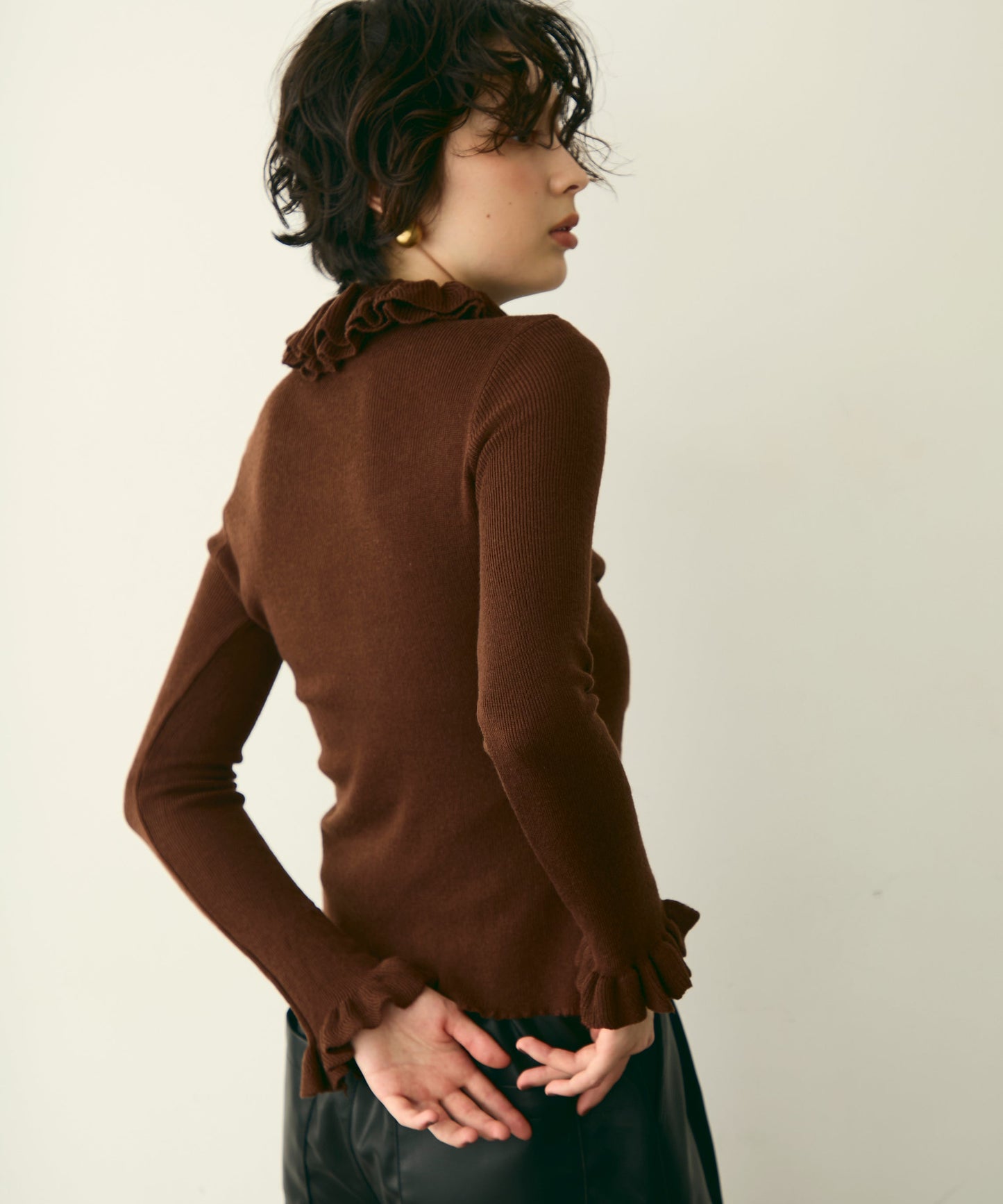 フリルネックニットプルオーバー