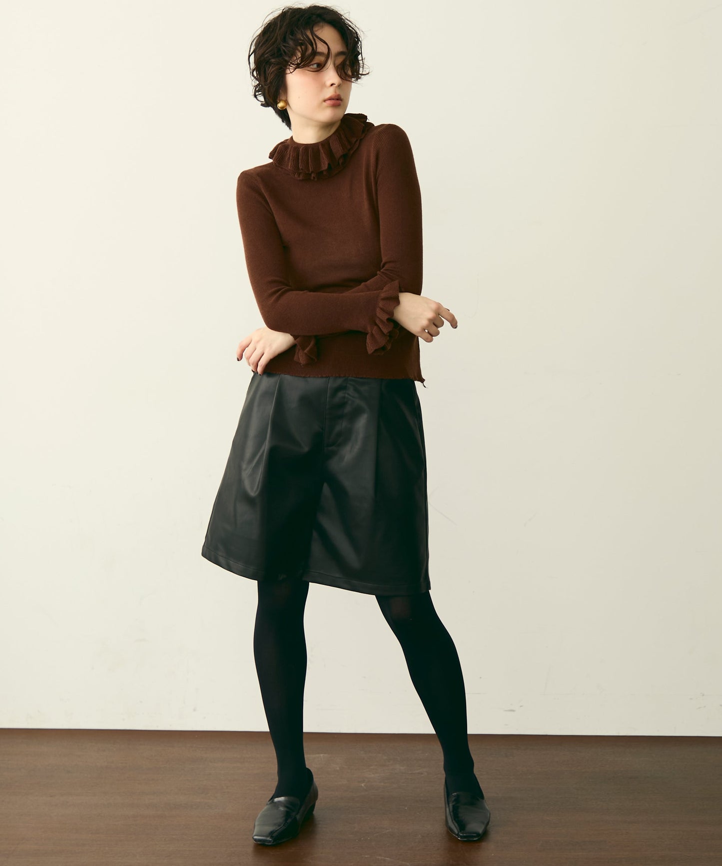 フリルネックニットプルオーバー