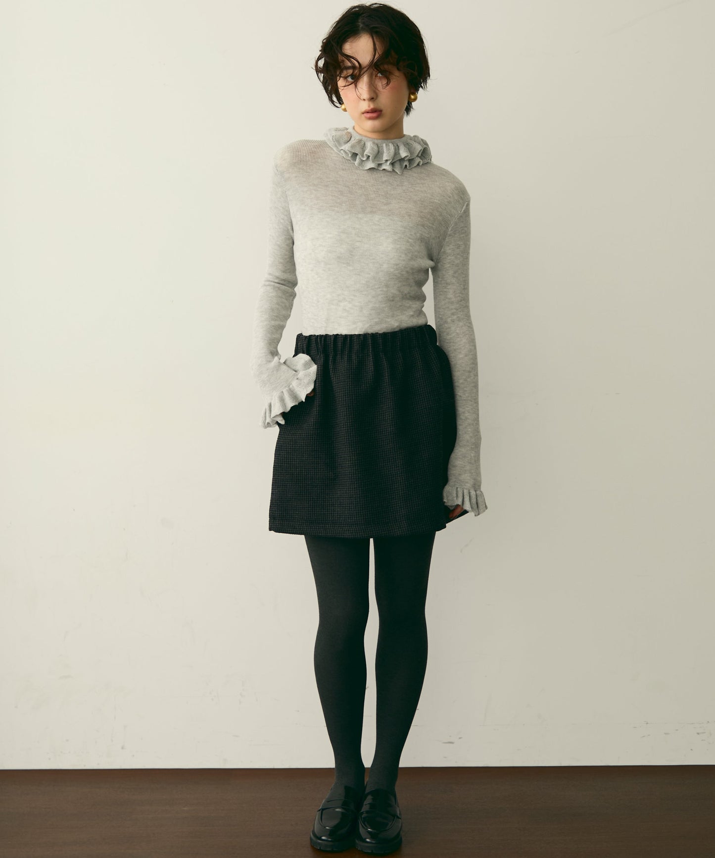 フリルネックニットプルオーバー