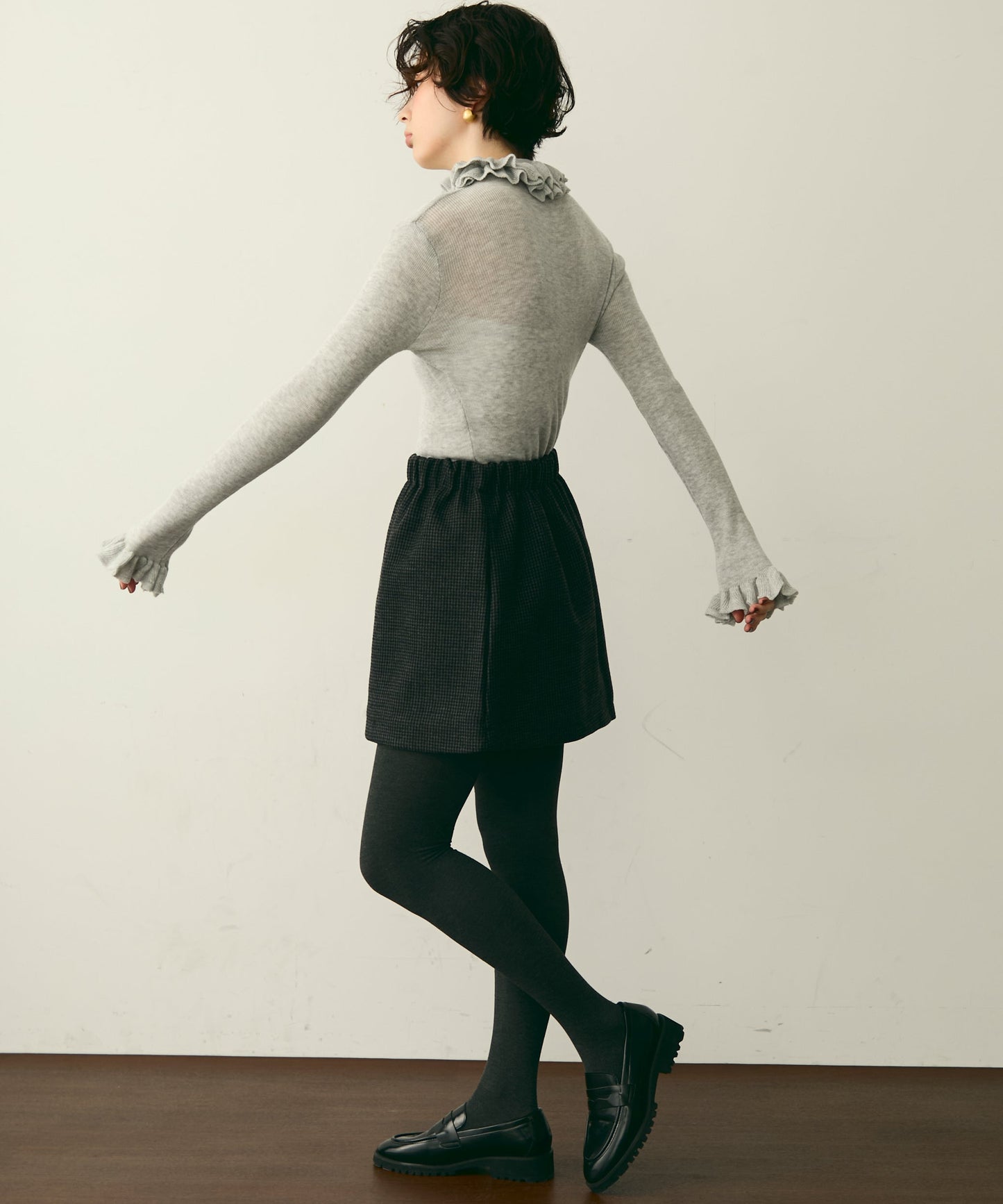 フリルネックニットプルオーバー