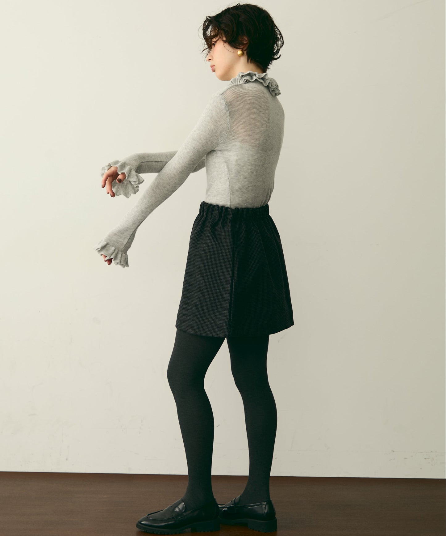 フリルネックニットプルオーバー