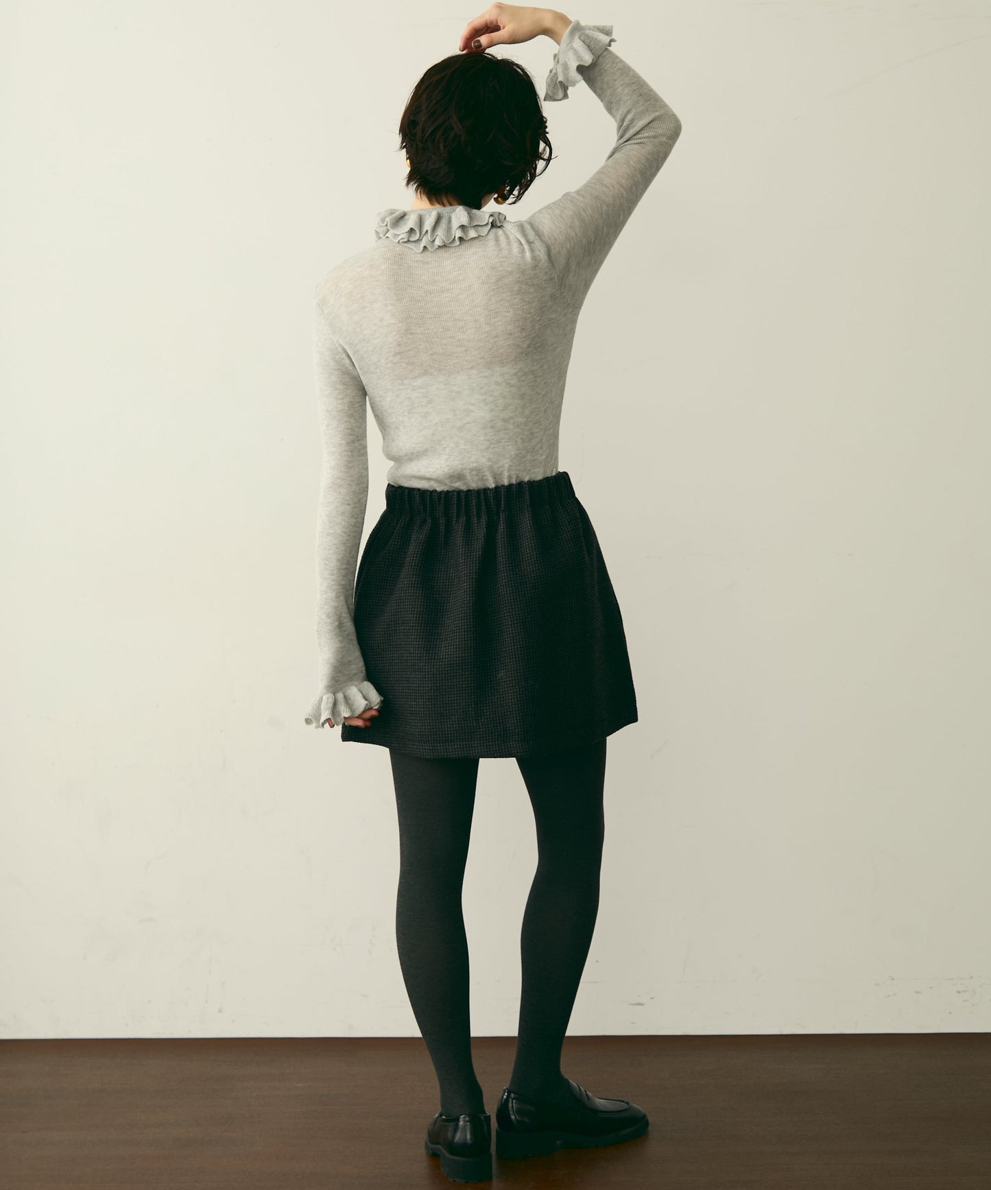 フリルネックニットプルオーバー