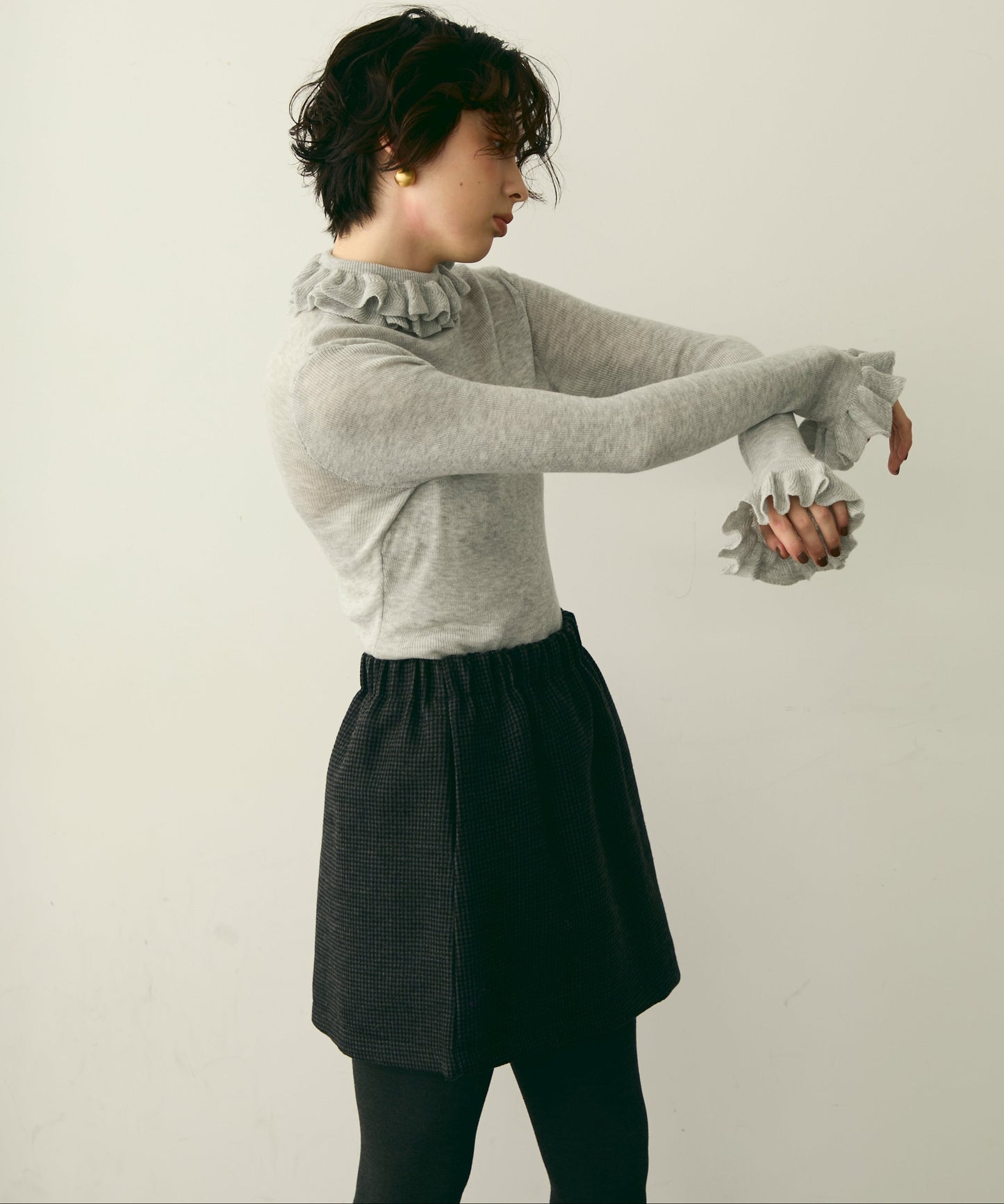 フリルネックニットプルオーバー