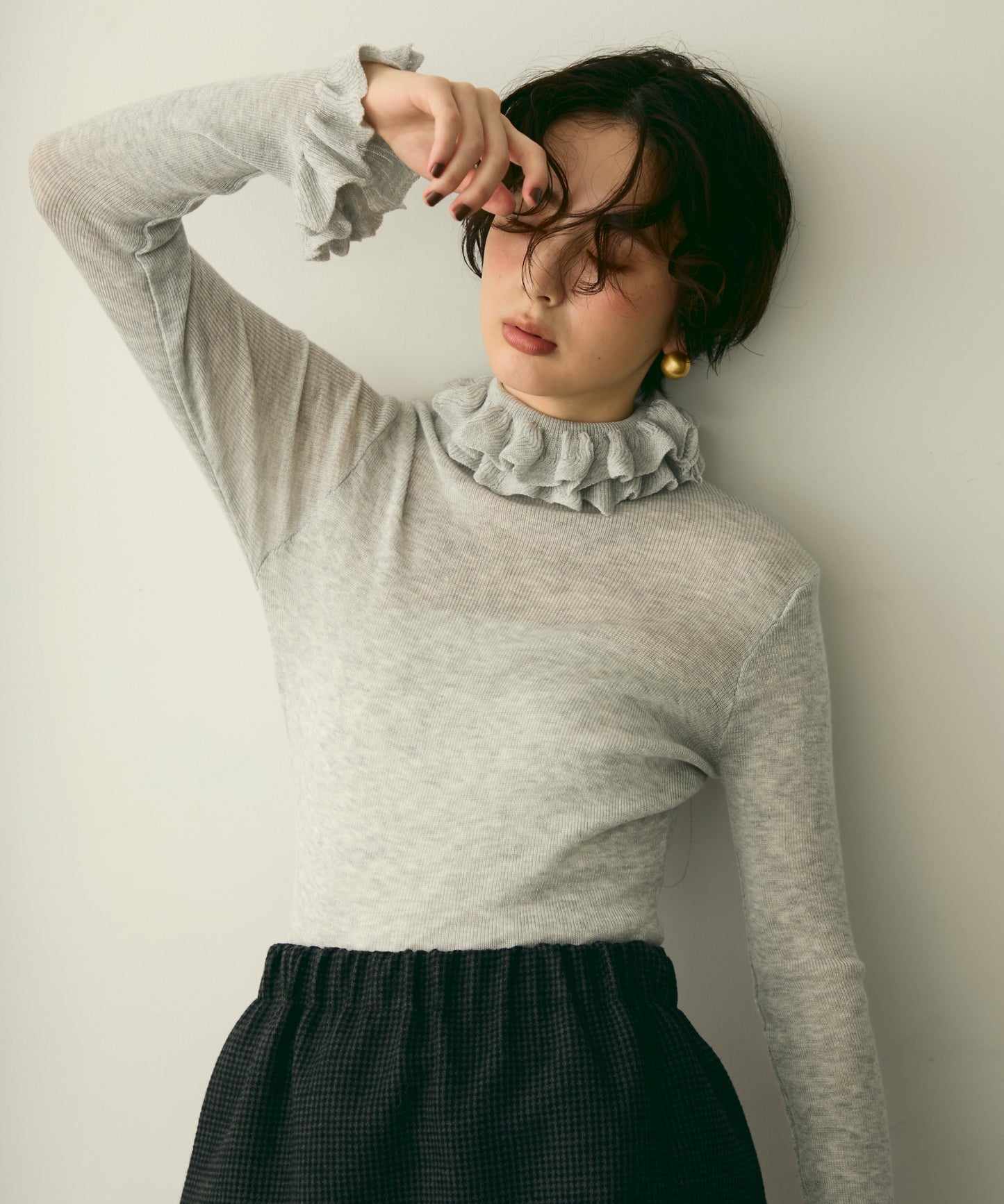 フリルネックニットプルオーバー