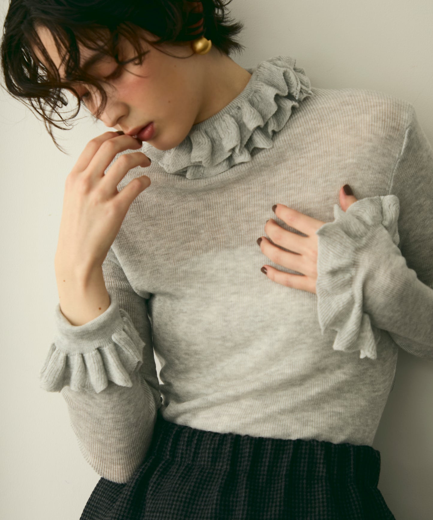 フリルネックニットプルオーバー