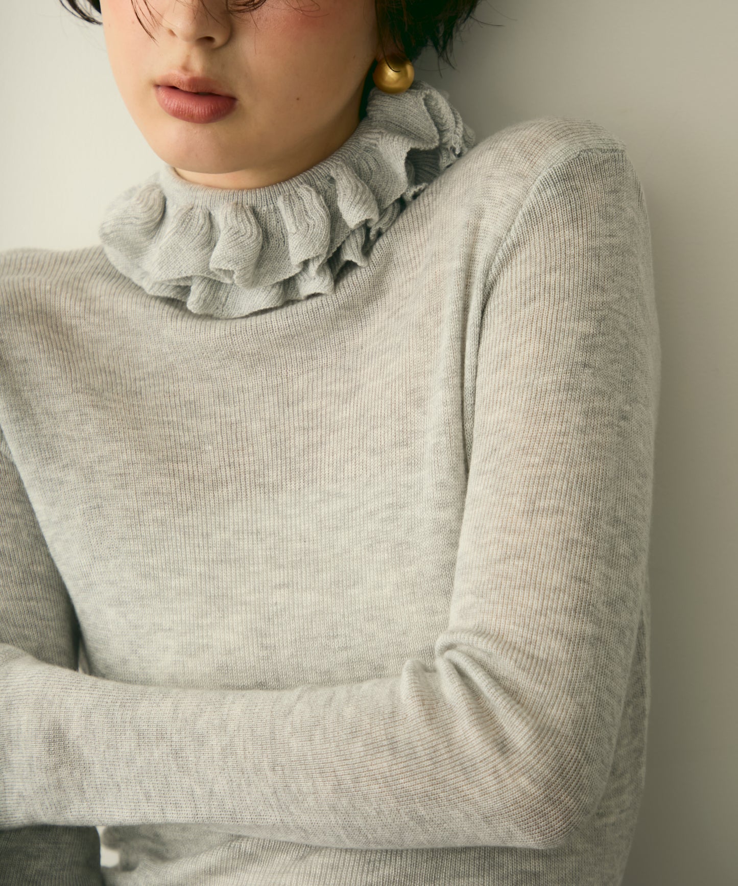 フリルネックニットプルオーバー