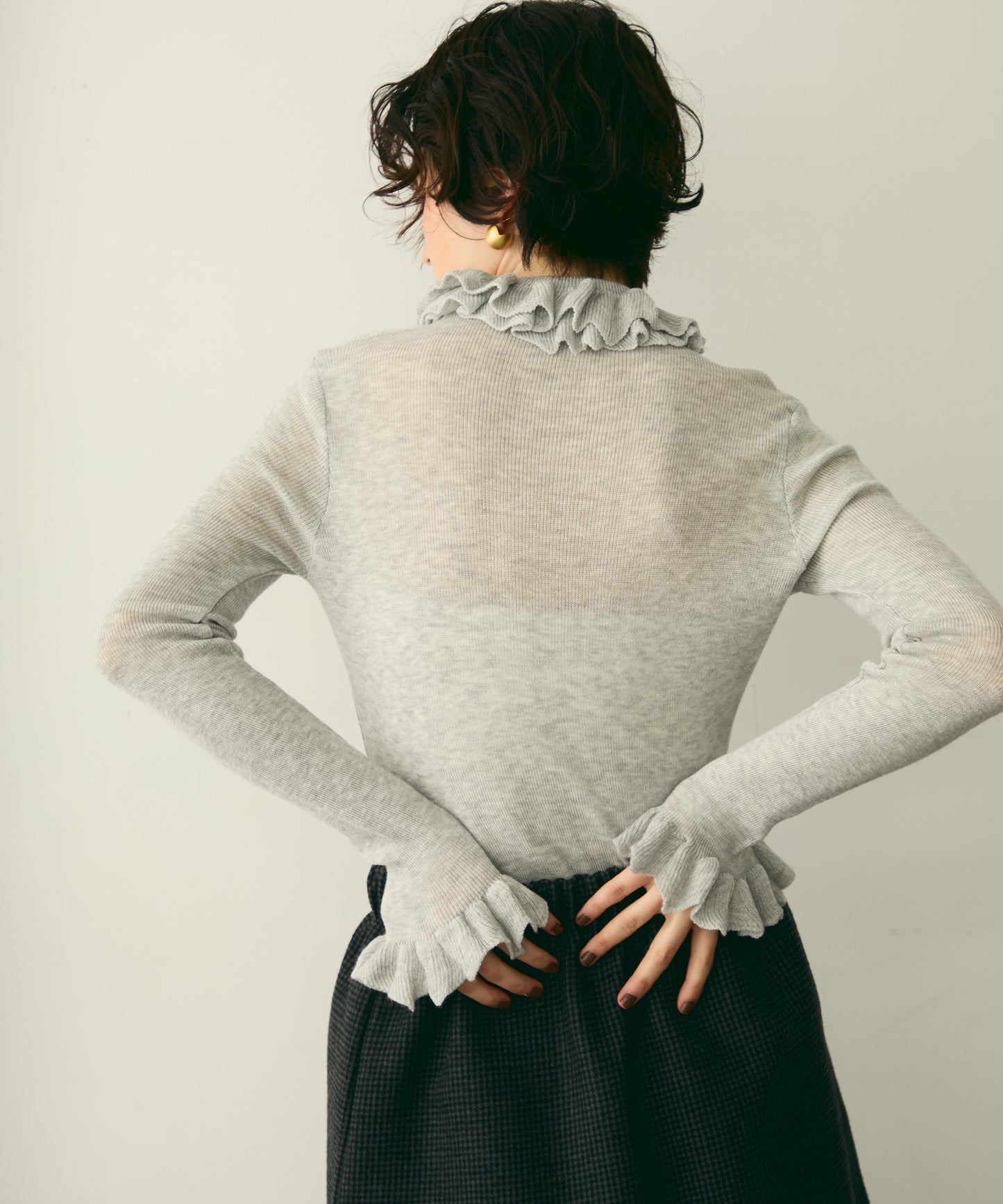 フリルネックニットプルオーバー