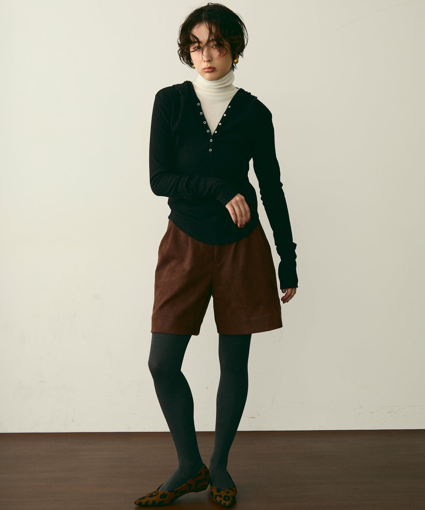 タートルネックリブ編みニットプルオーバー