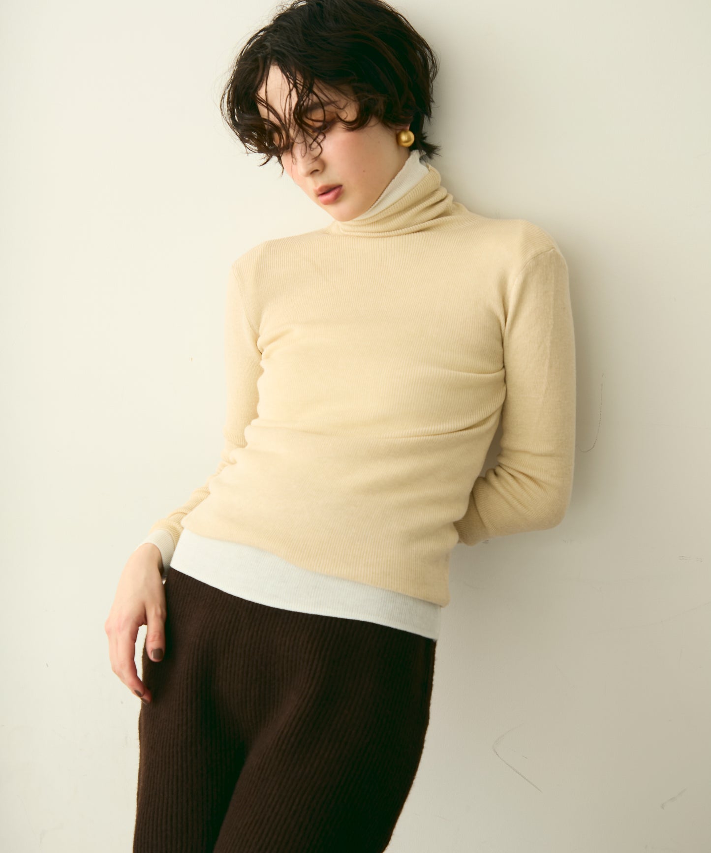 タートルネックリブ編みニットプルオーバー