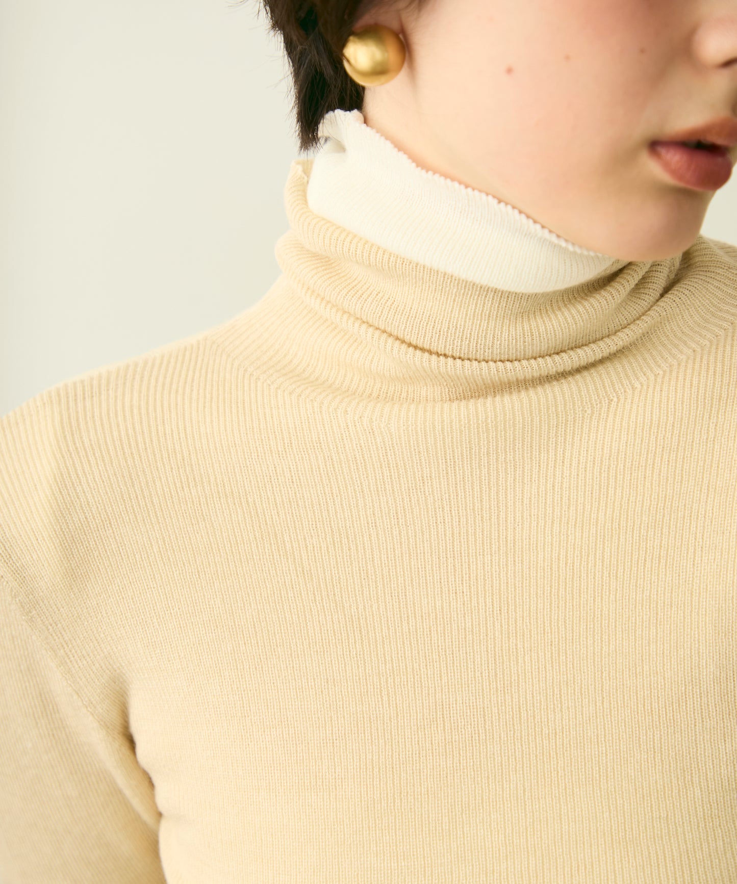 タートルネックリブ編みニットプルオーバー