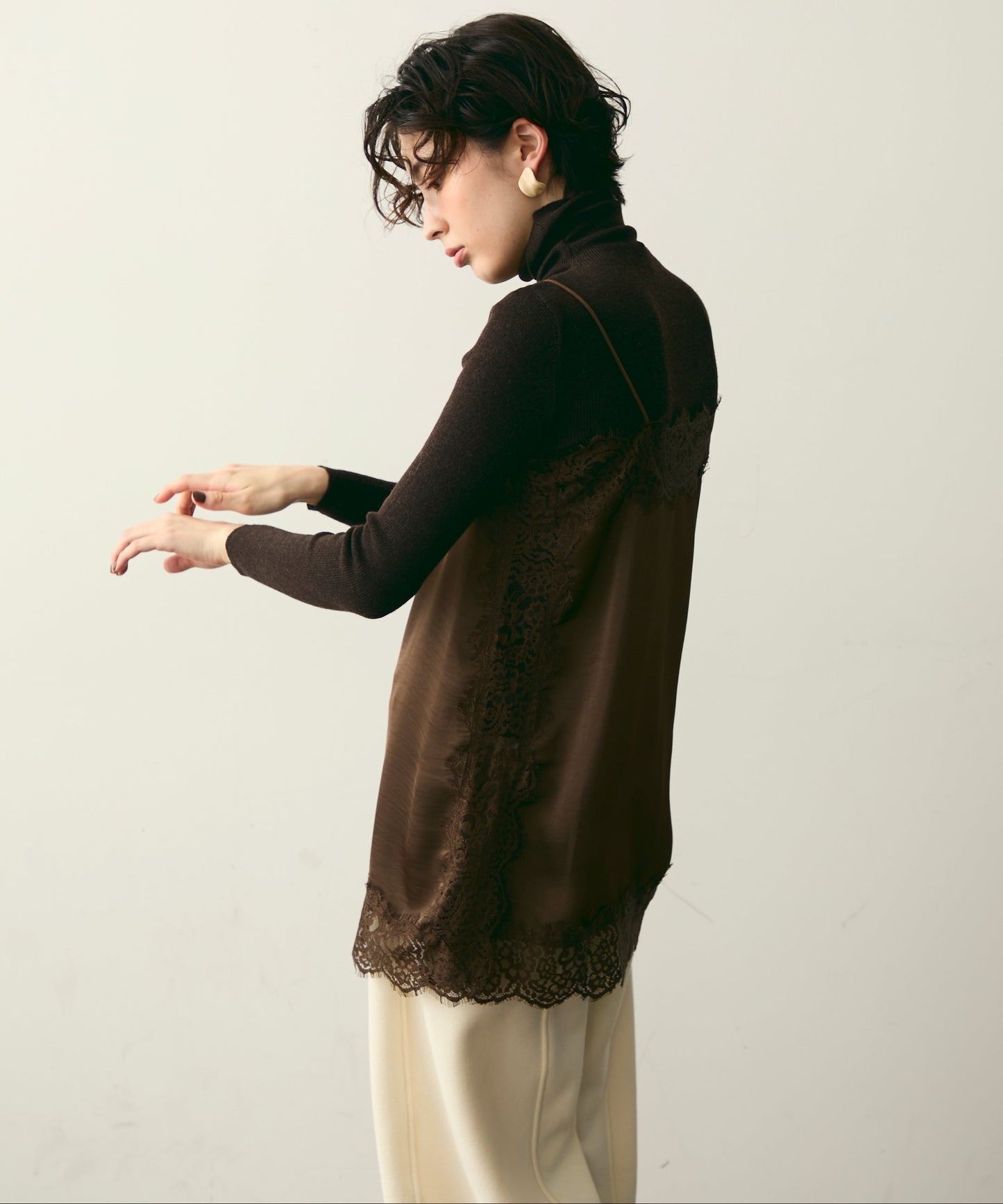 タートルネックリブ編みニットプルオーバー