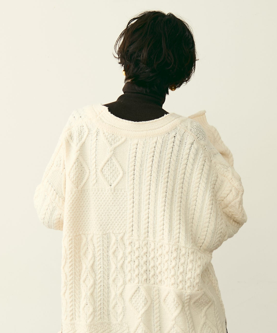 タートルネックリブ編みニットプルオーバー