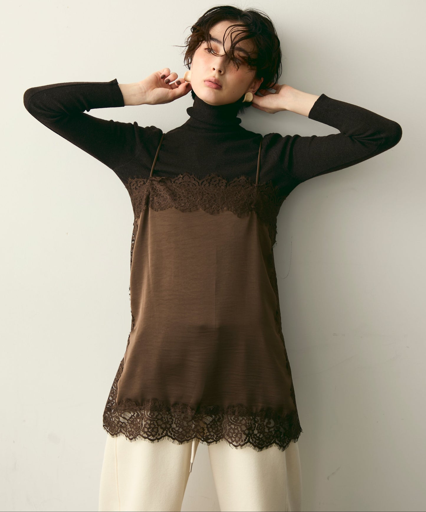 タートルネックリブ編みニットプルオーバー