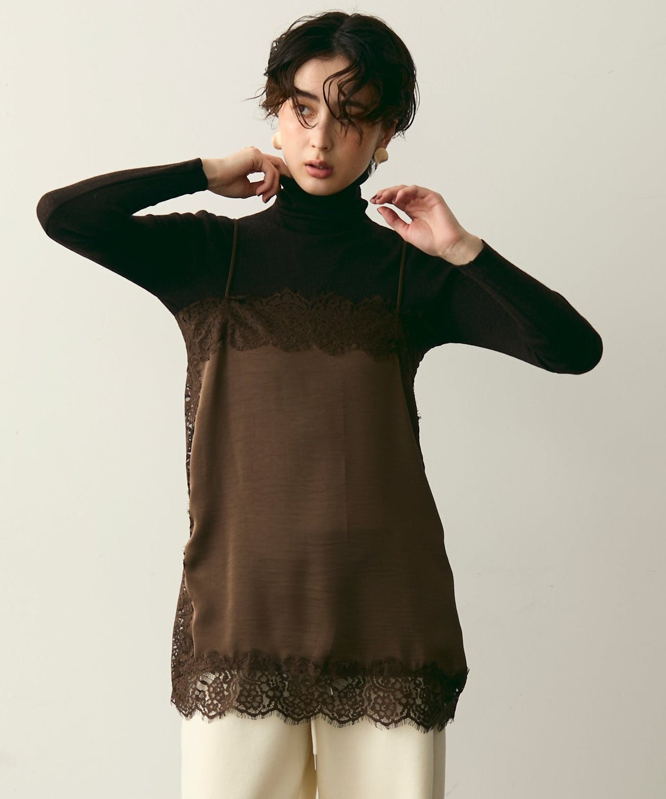 タートルネックリブ編みニットプルオーバー